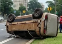 carro capota na Radial Leste