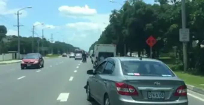 Carro capota na Rodovia Cezário José de Castilho