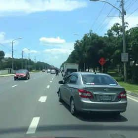 Carro capota na Rodovia Cezário José de Castilho