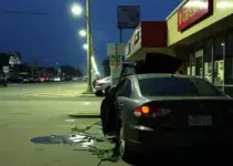 Carro invade loja em Bauru