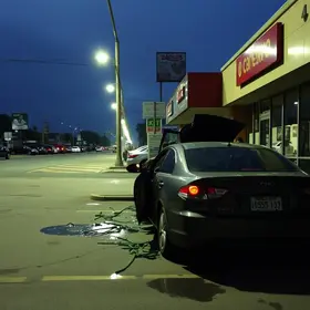Carro invade loja em Bauru